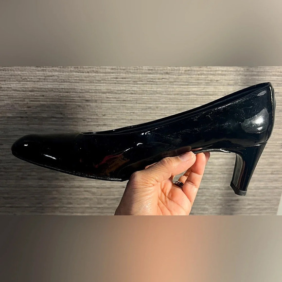 Stuart Weitzman size 8 1/2 M black patent leather heels - Picture 8 of 12